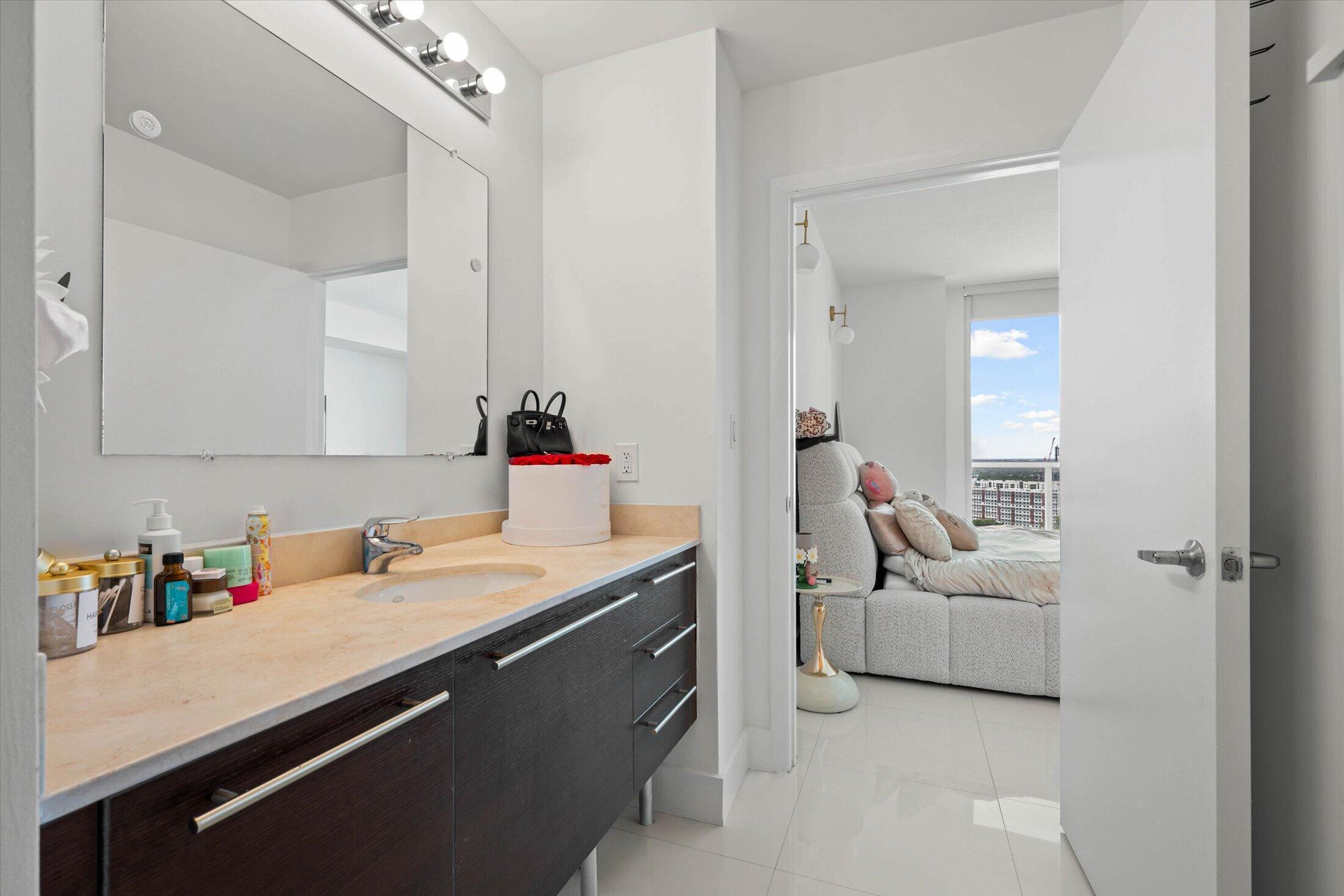 1900 N Bayshore Drive 2312 Property Photo 20