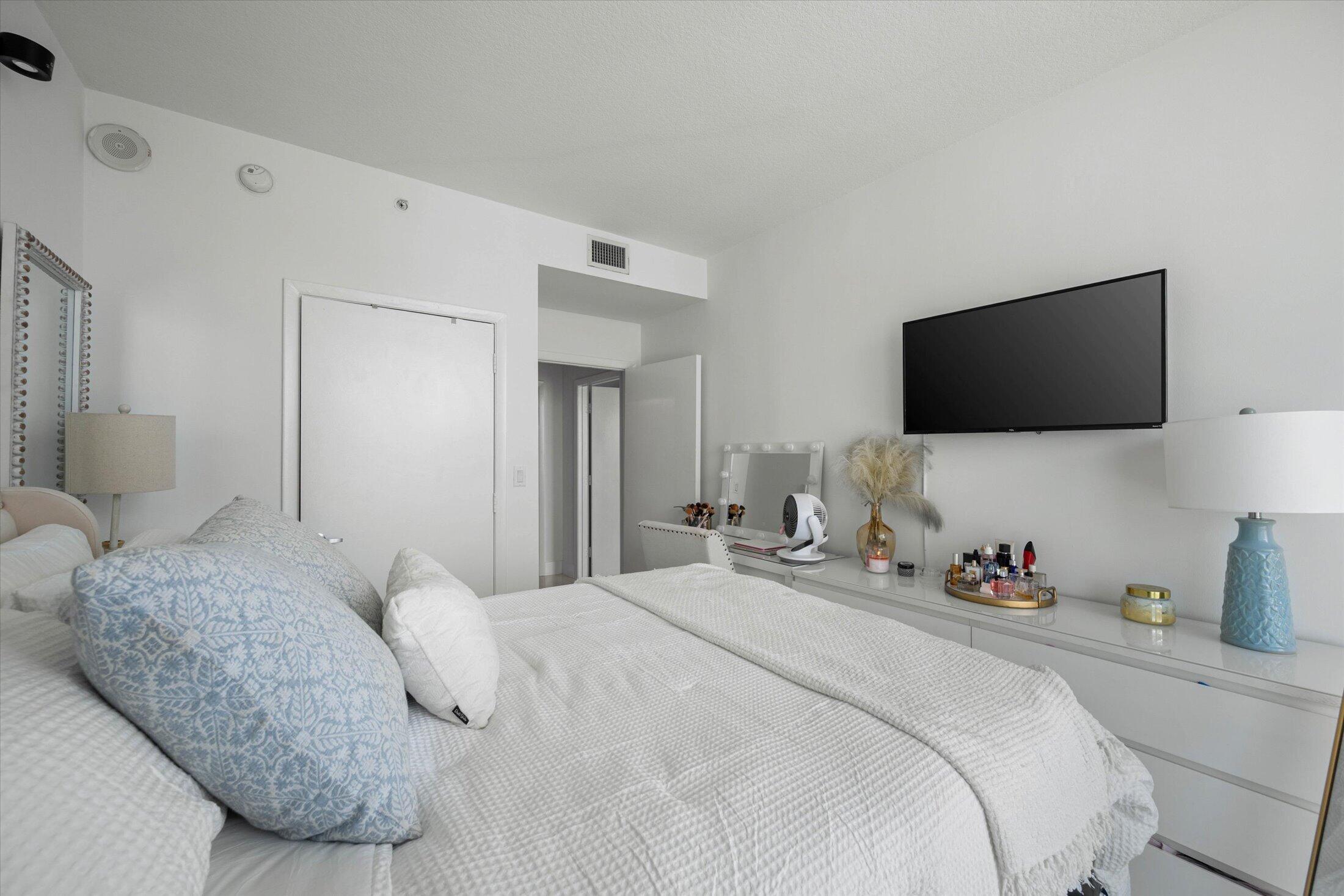 1900 N Bayshore Drive 2312 Property Photo 28