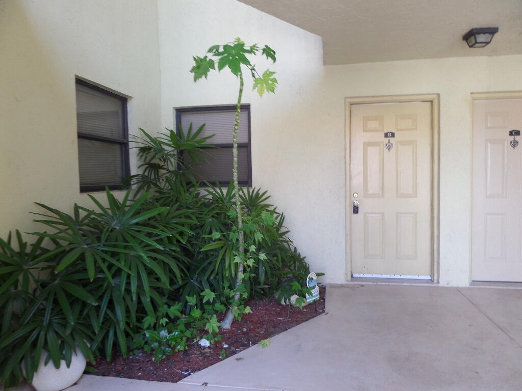 1524 Lake Crystal Drive B Property Photo 2