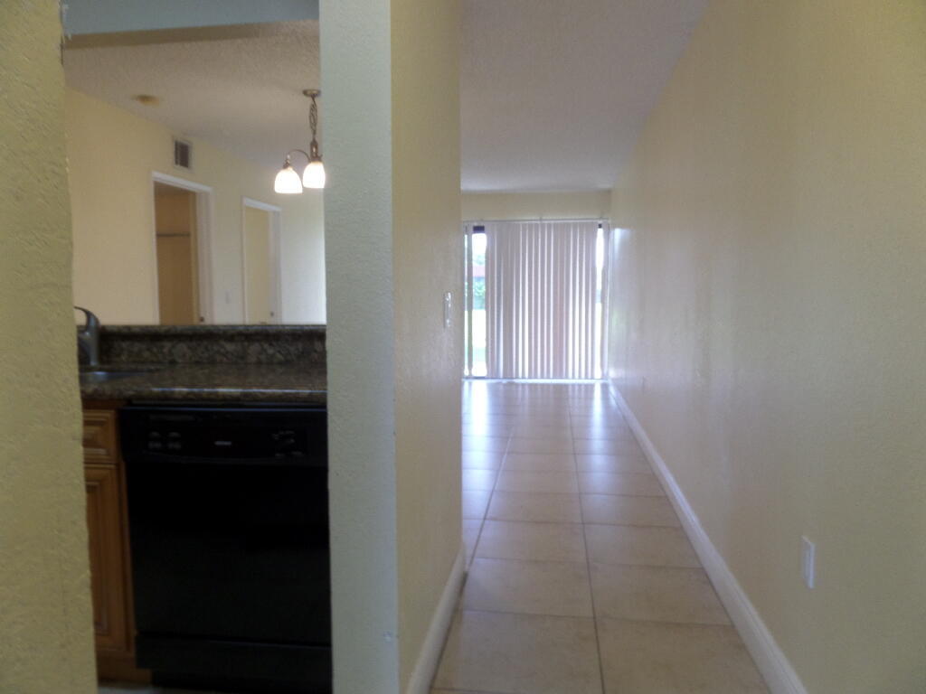 1524 Lake Crystal Drive B Property Photo 3