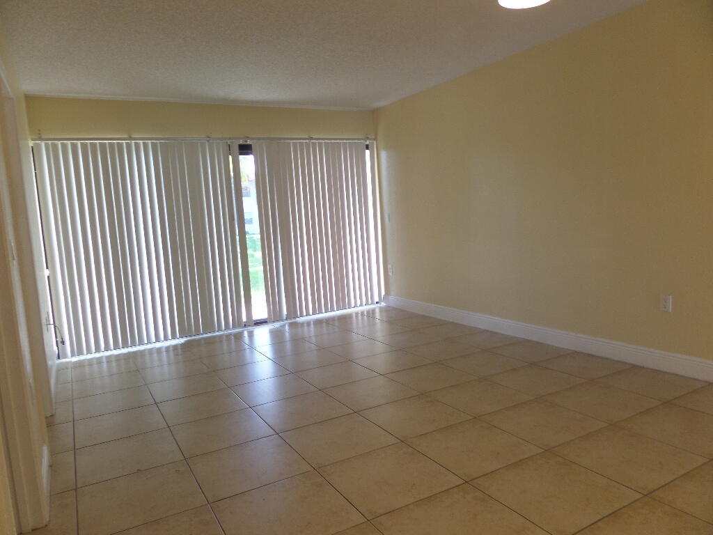 1524 Lake Crystal Drive B Property Photo 4