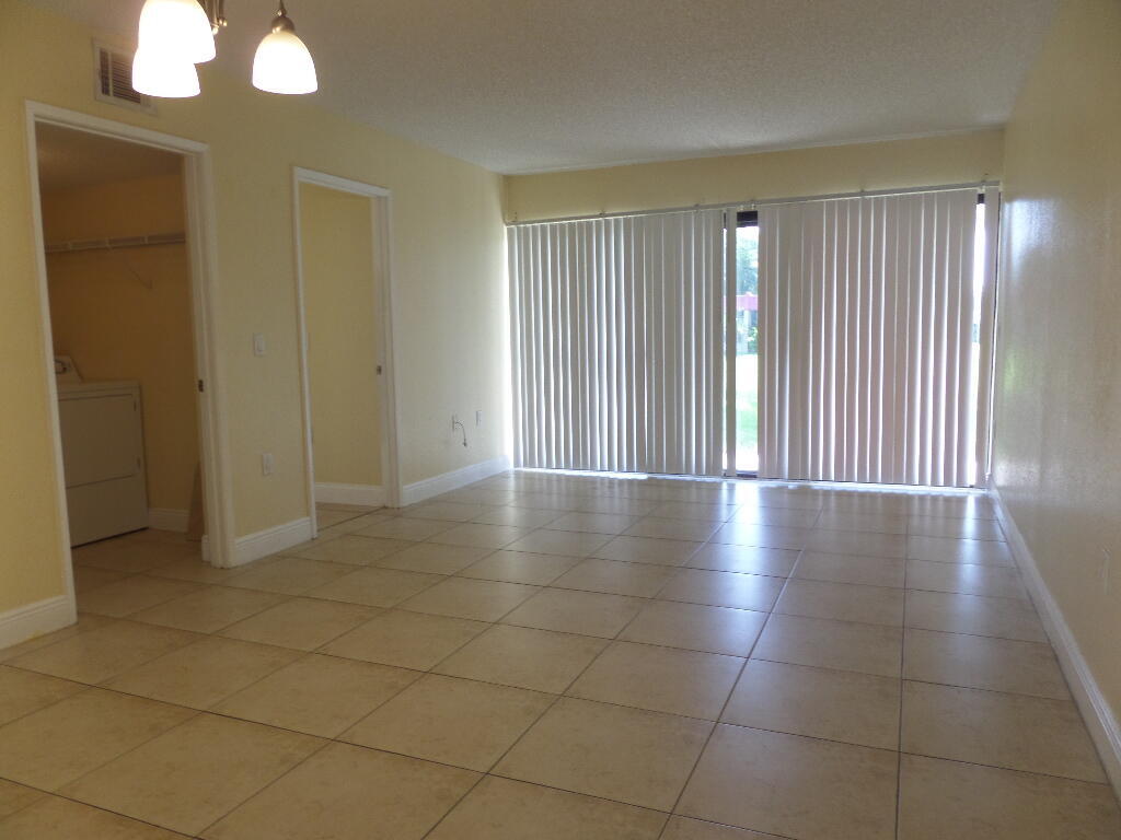 1524 Lake Crystal Drive B Property Photo 6