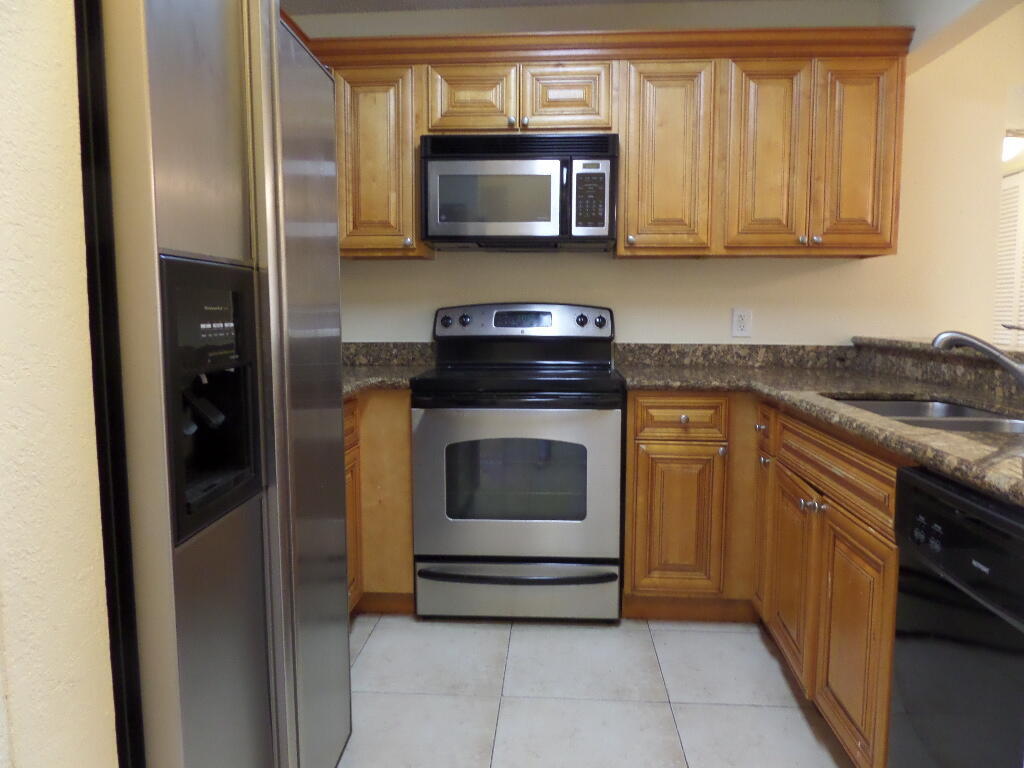 1524 Lake Crystal Drive B Property Photo 7