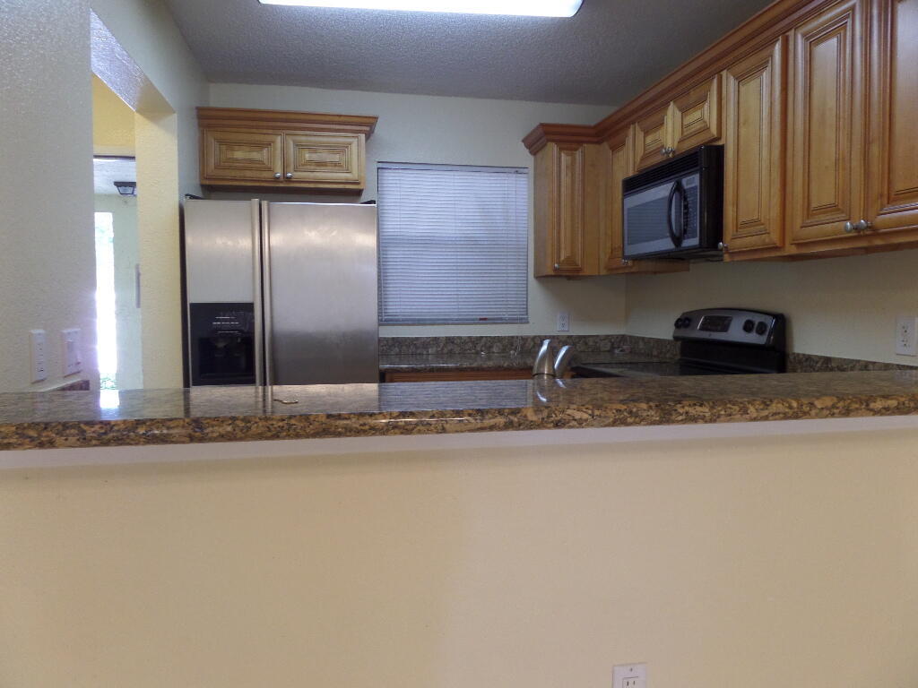 1524 Lake Crystal Drive B Property Photo 8