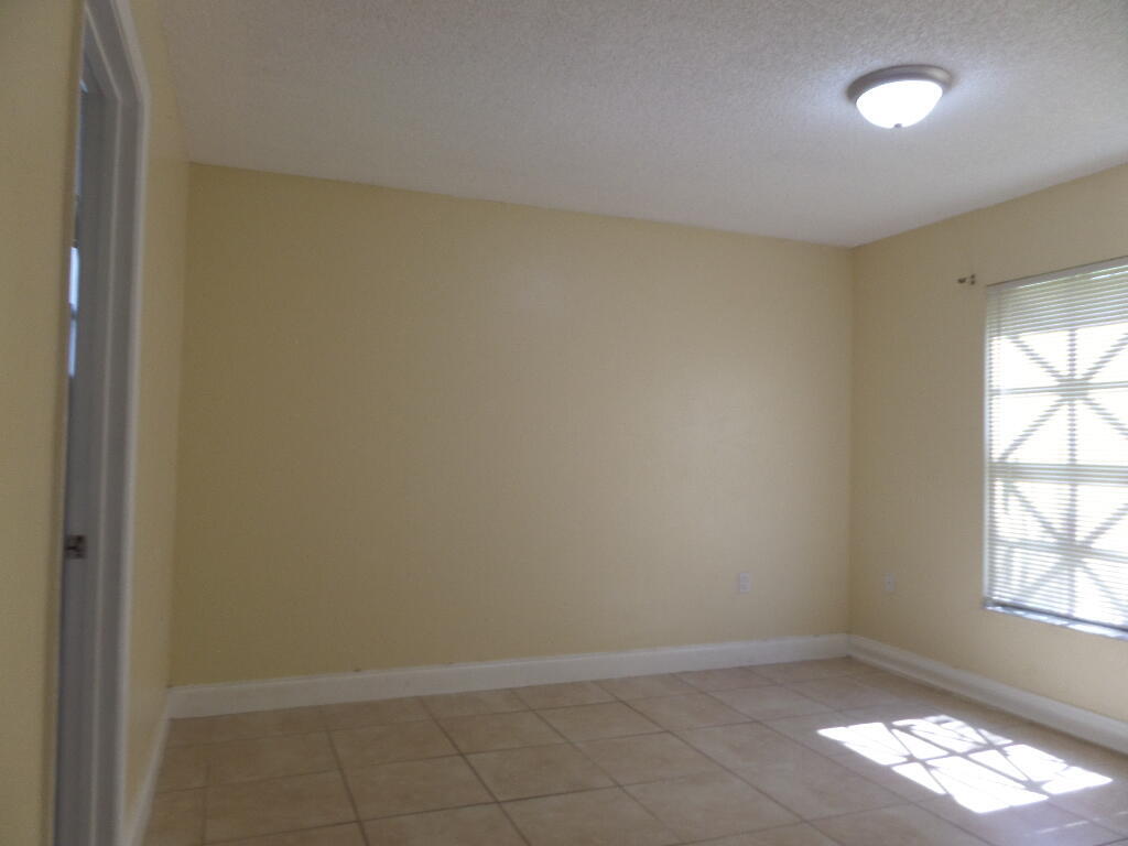 1524 Lake Crystal Drive B Property Photo 9