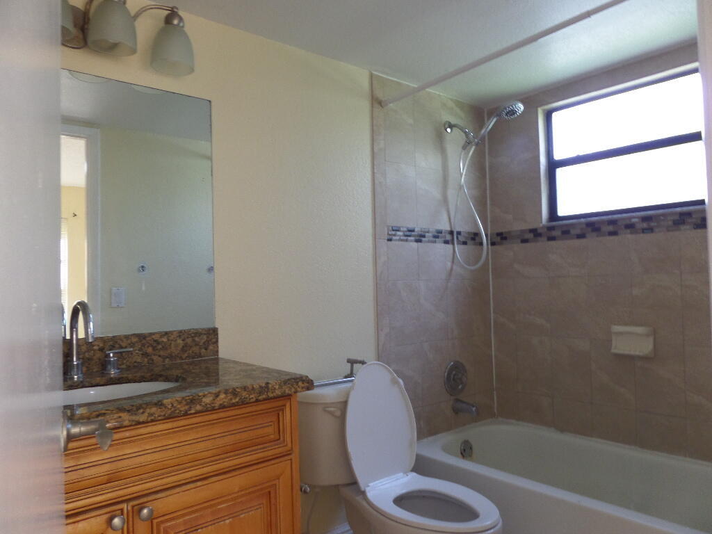 1524 Lake Crystal Drive B Property Photo 10