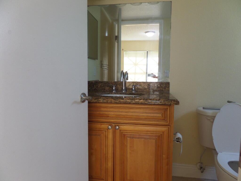 1524 Lake Crystal Drive B Property Photo 16