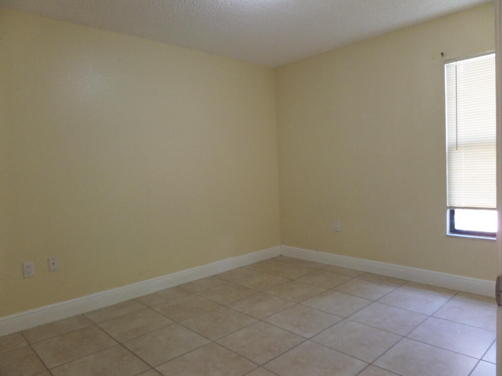 1524 Lake Crystal Drive B Property Photo 17
