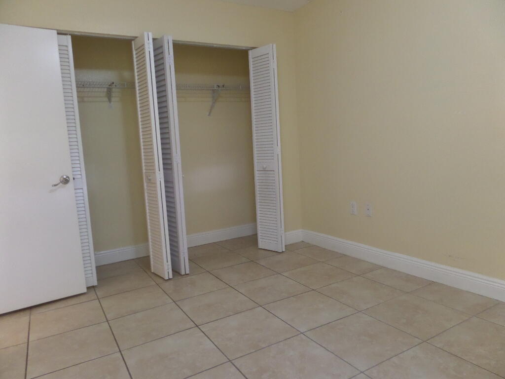1524 Lake Crystal Drive B Property Photo 18