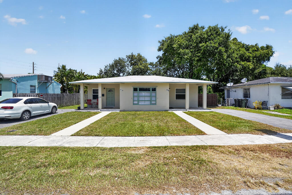 208 SW 2ND Place 1-2 Property Photo 1