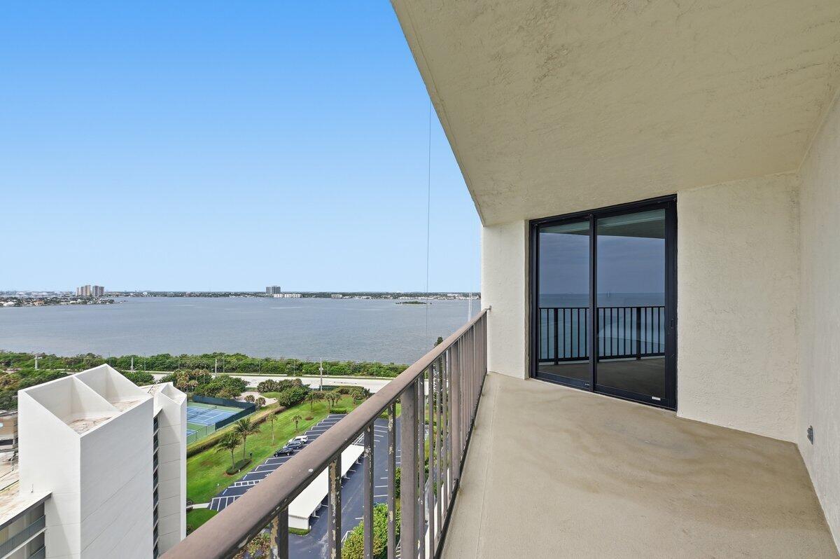 5420 N Ocean Drive Property Photo 5