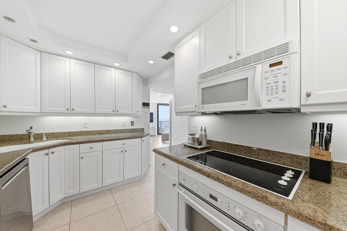 5420 N Ocean Drive Property Photo 11
