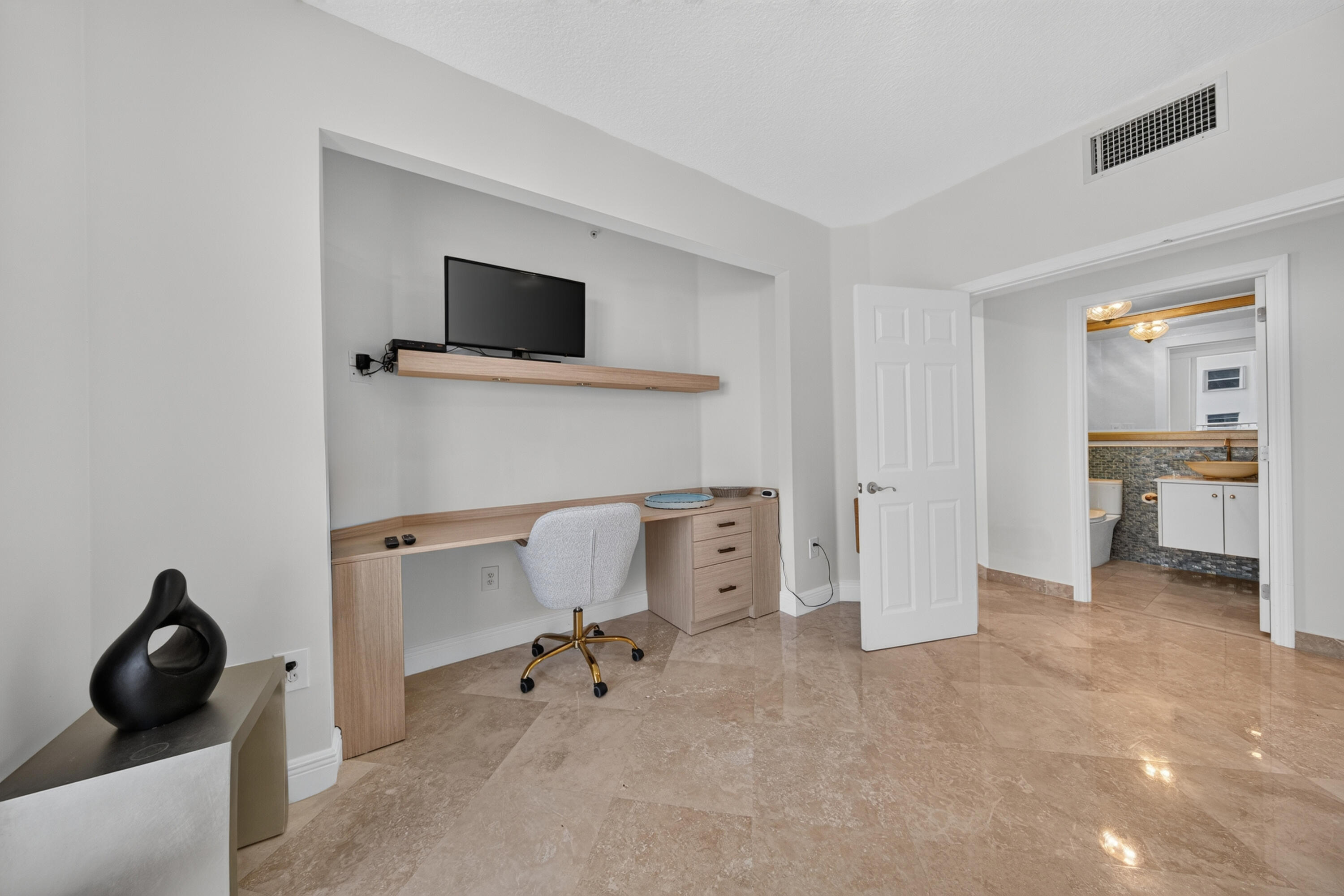 100 S Birch Road 701b Property Photo 24