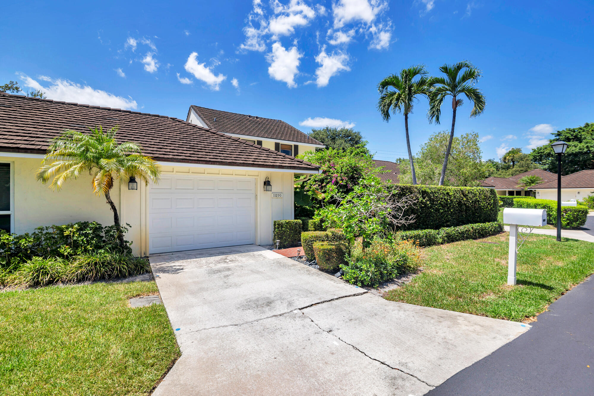11290 Glen Oaks Court Property Photo 3