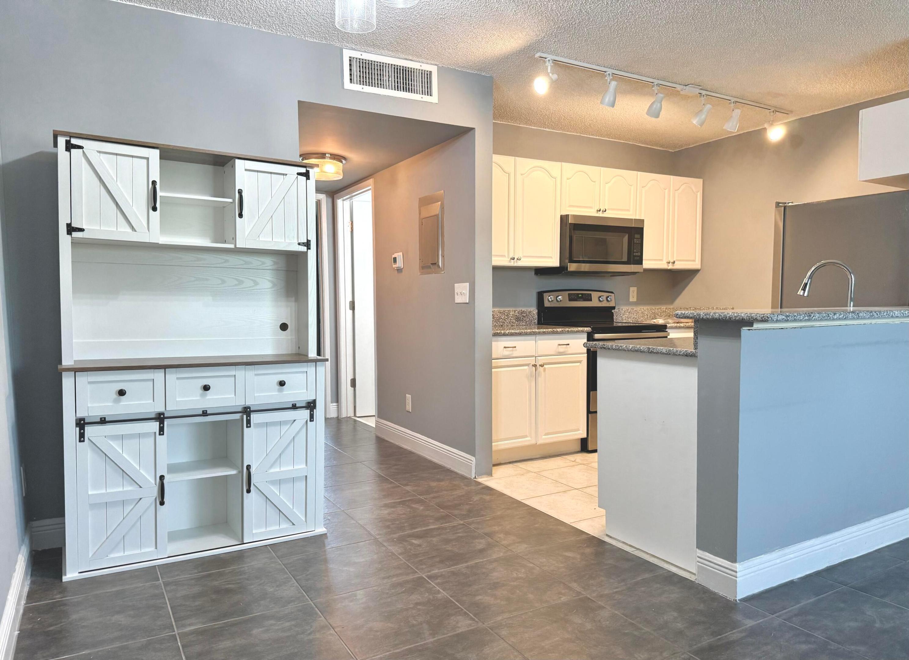 1625 Meadows Circle W Property Photo 2