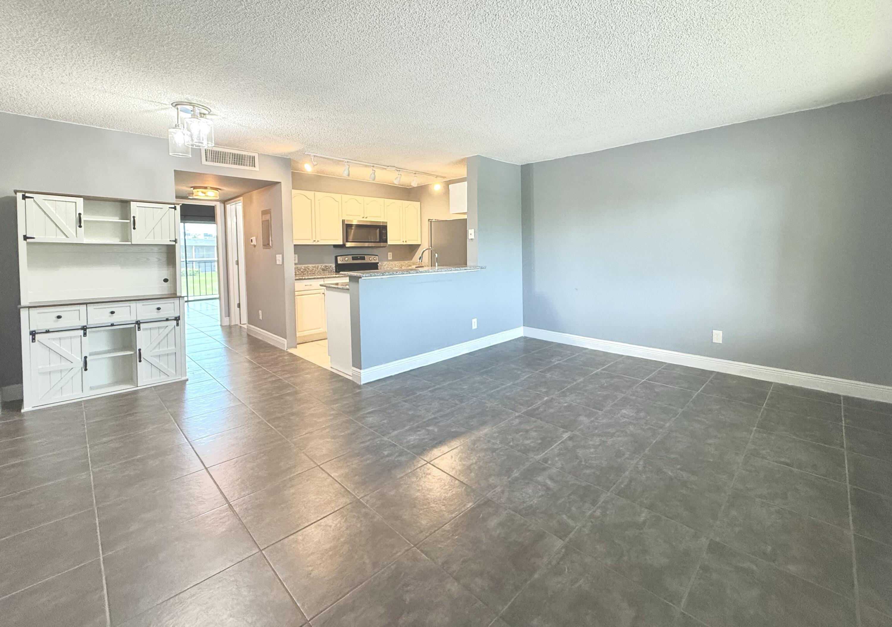1625 Meadows Circle W Property Photo 4