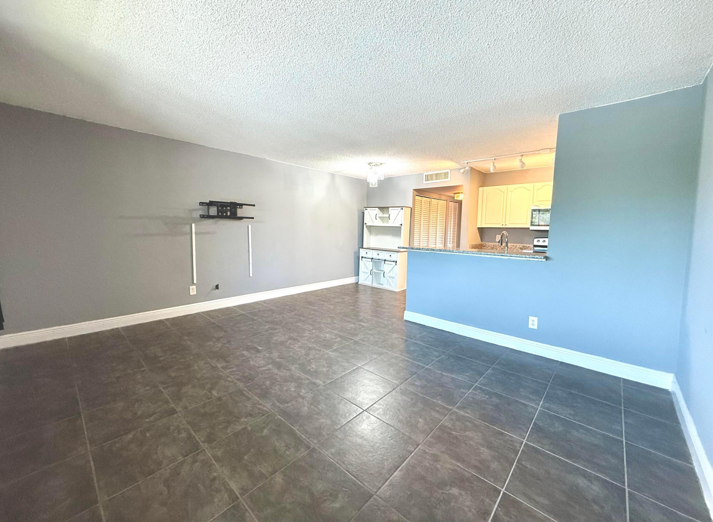 1625 Meadows Circle W Property Photo 6