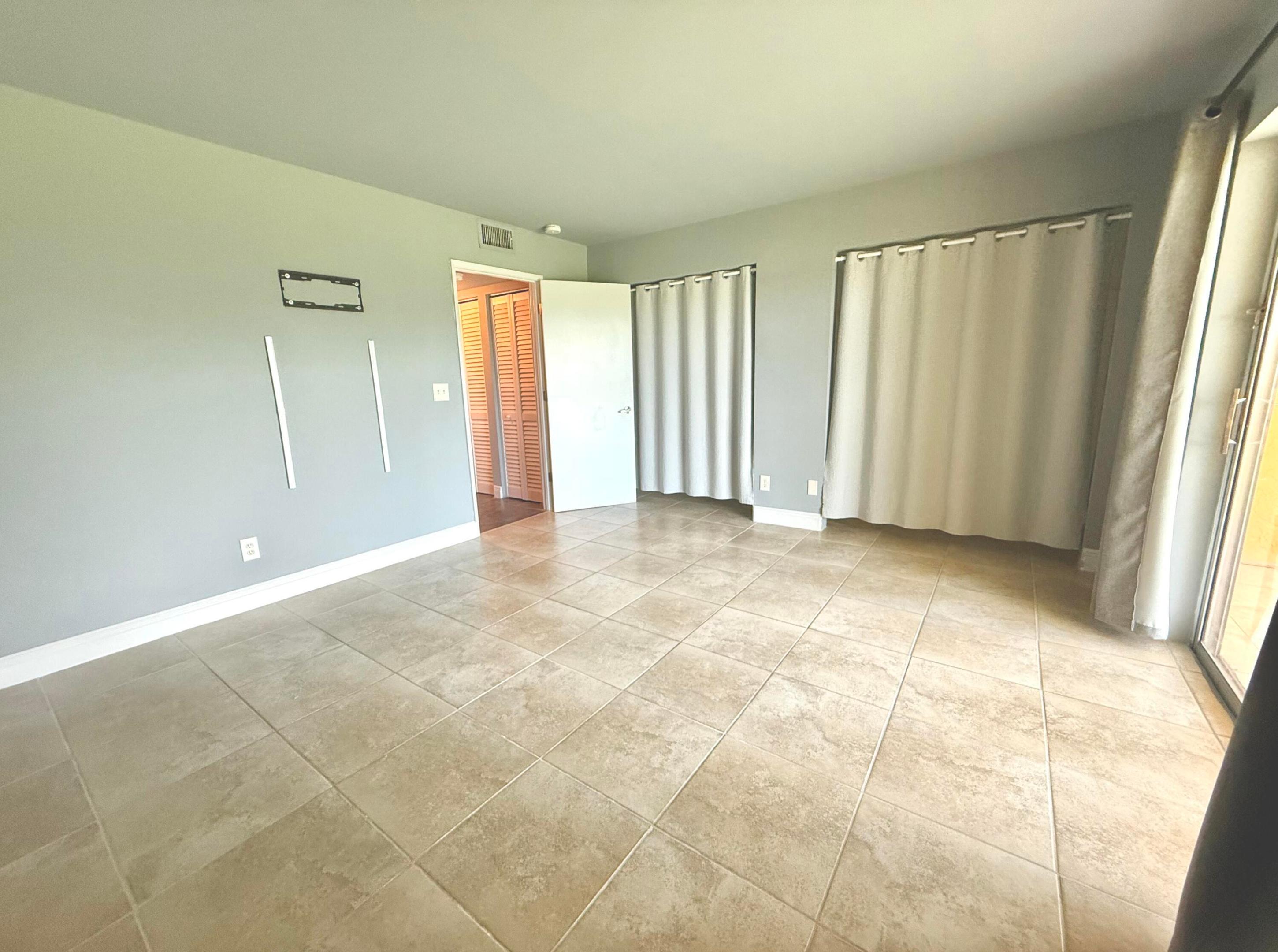 1625 Meadows Circle W Property Photo 8
