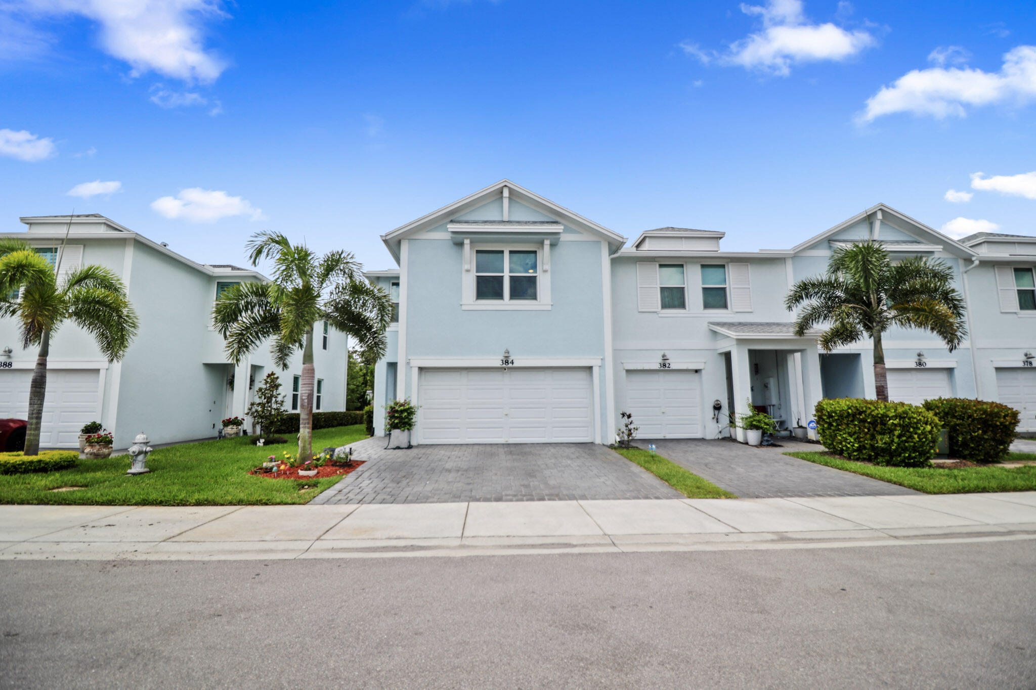 384 Se Sea Hunt Way Property Photo 1