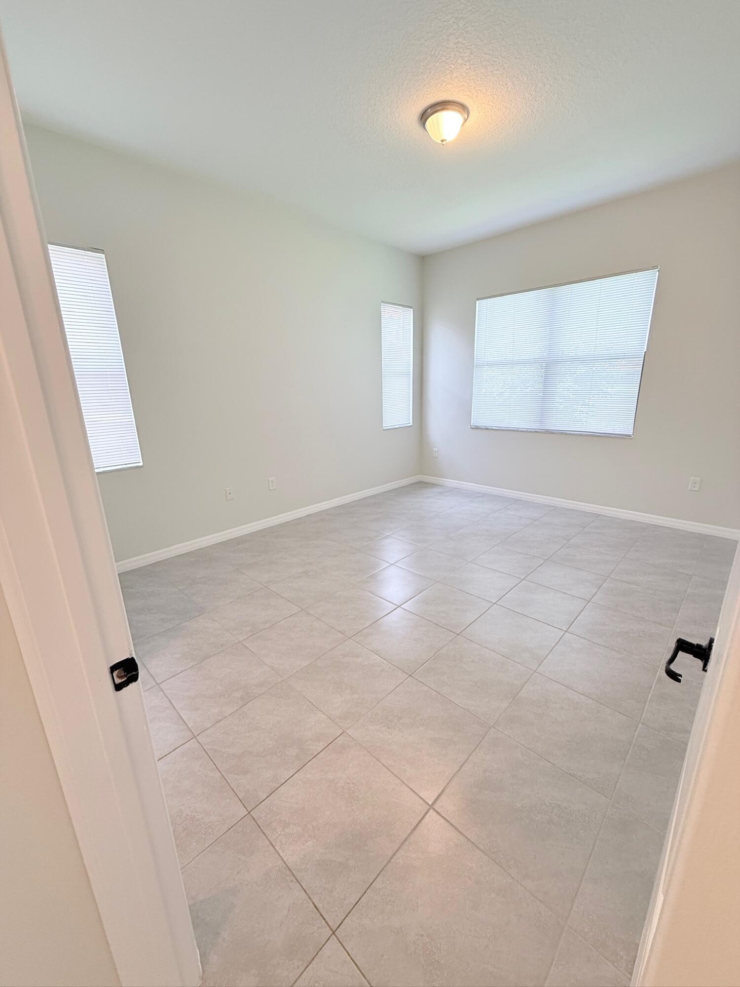 5489 Soria Avenue Property Photo 13