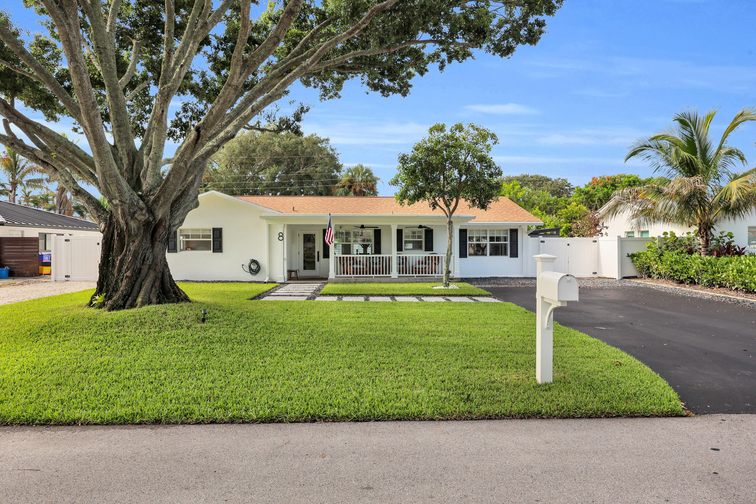 8 Windsor Road W Property Photo 1