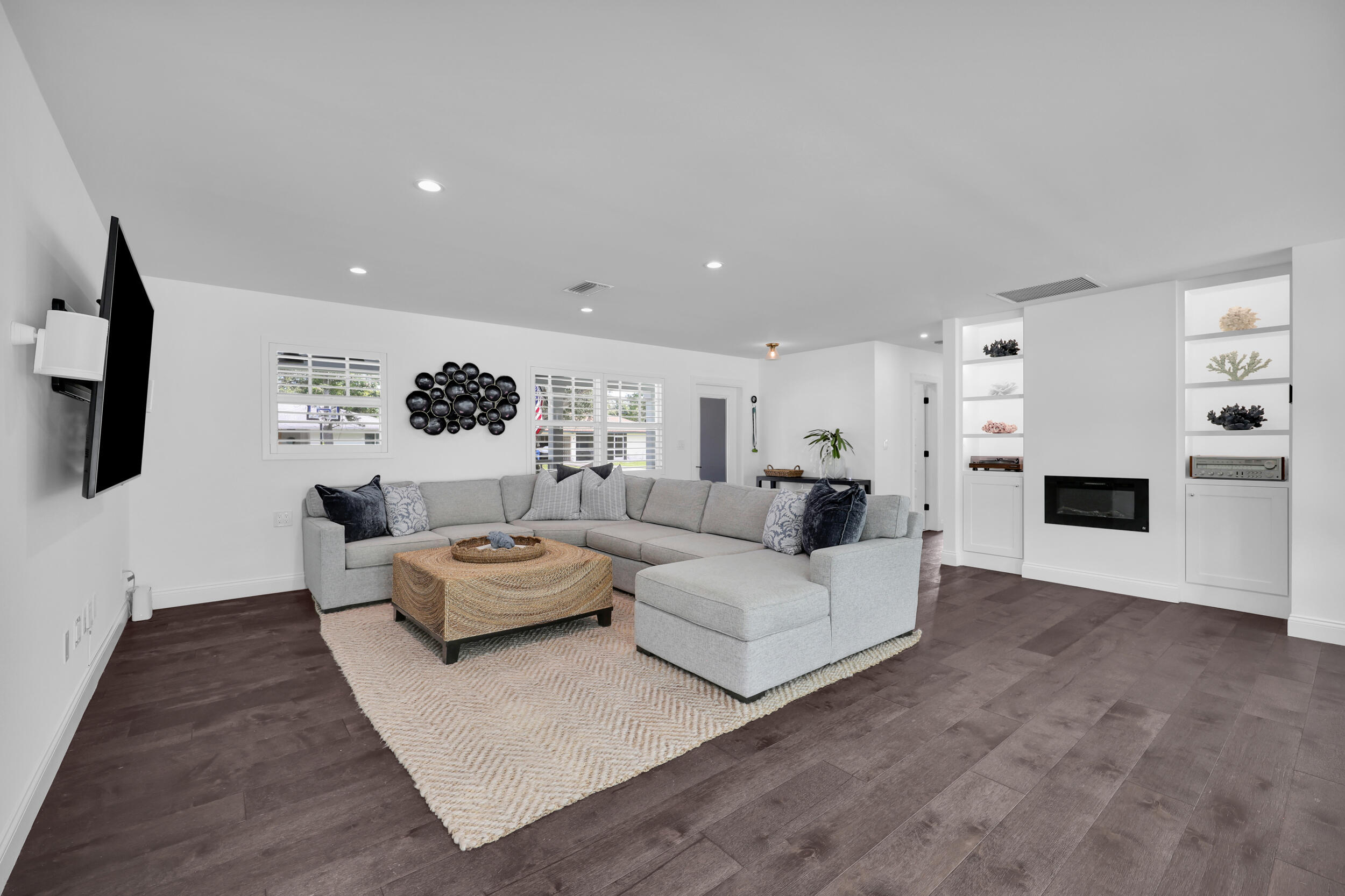 8 Windsor Road W Property Photo 9
