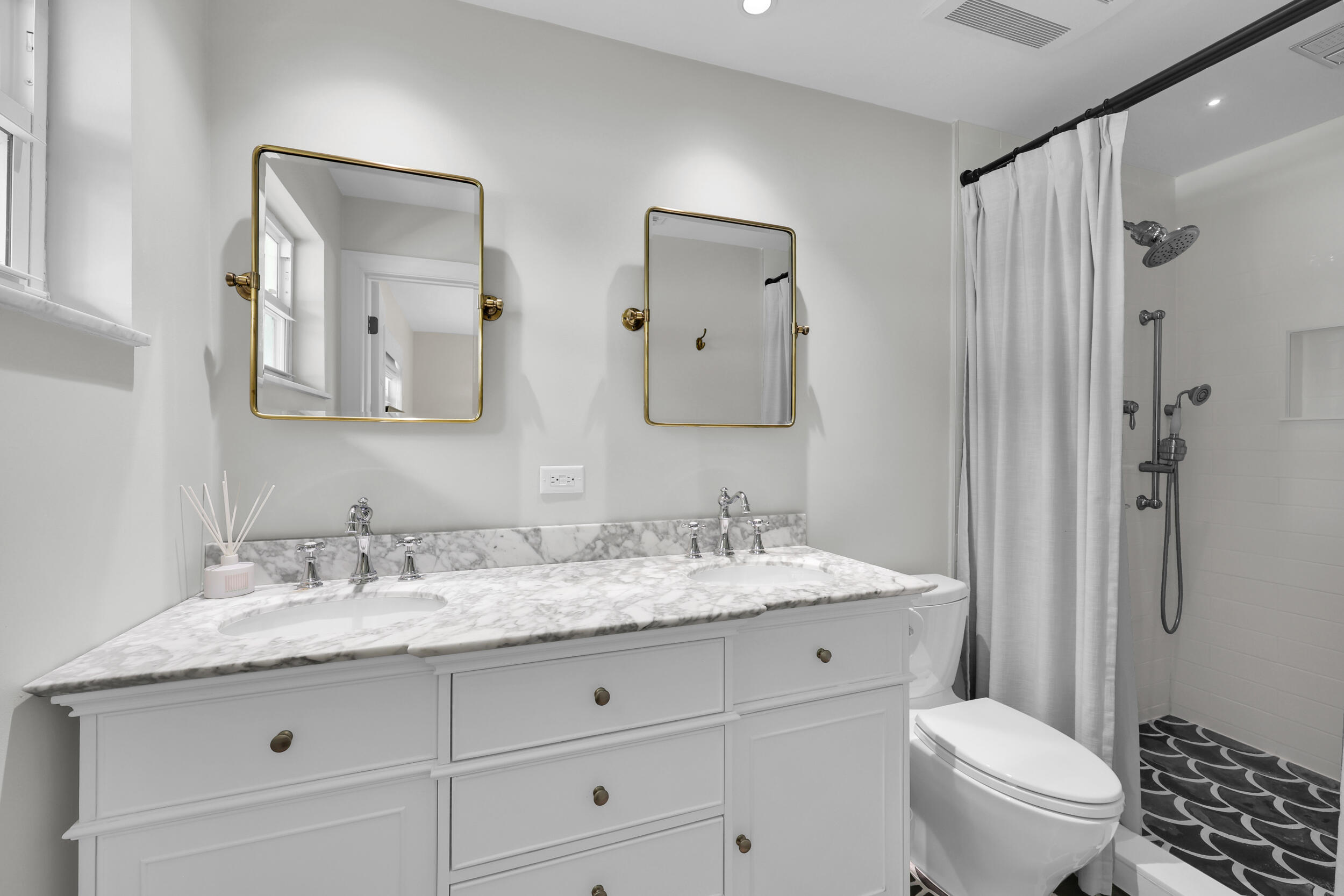 8 Windsor Road W Property Photo 25