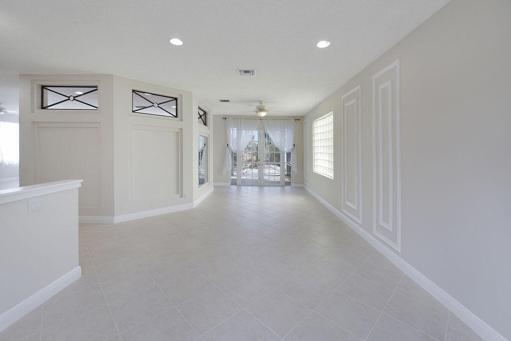 7259 Norwich Lane Property Photo 4