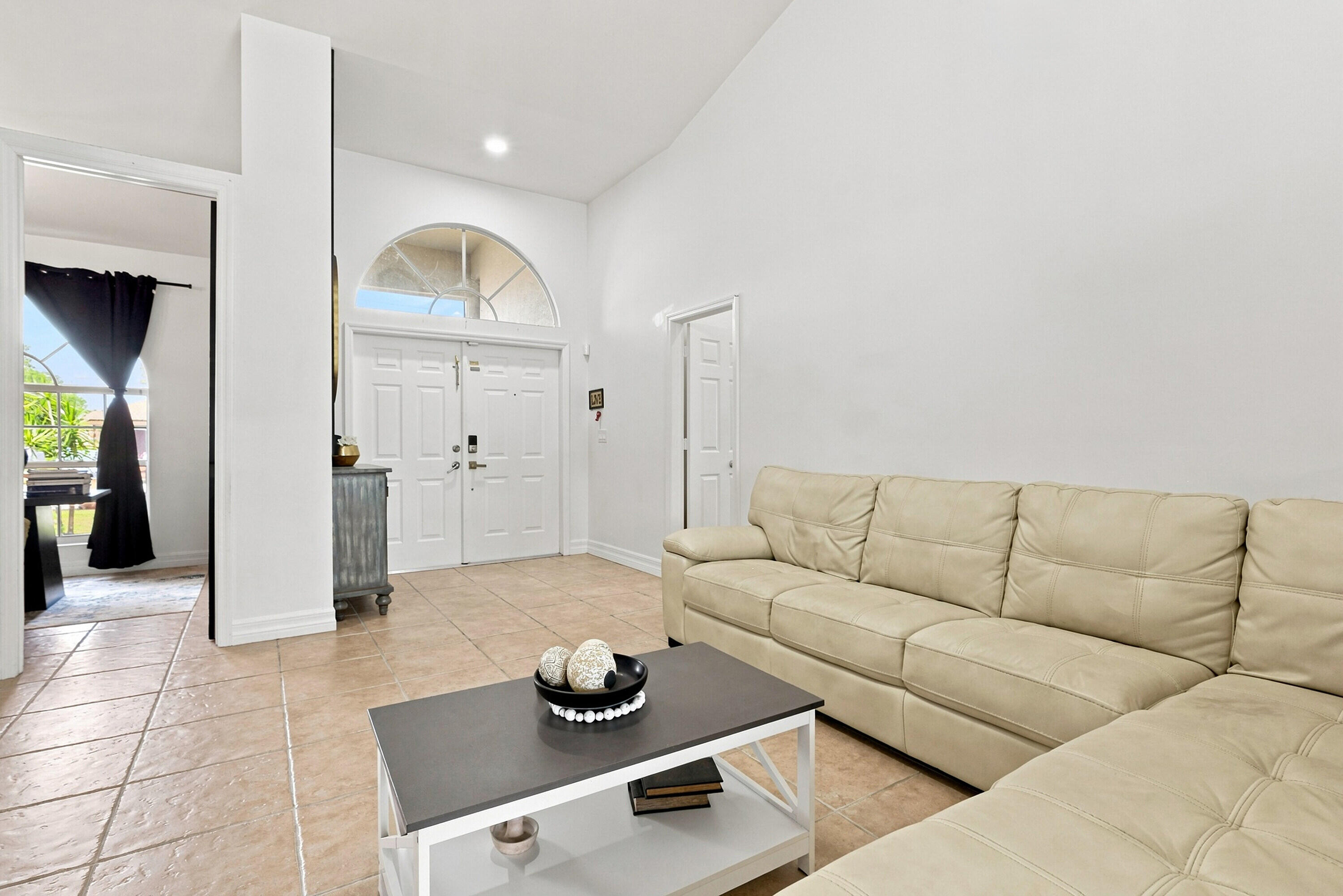 680 Manhattan Street E Property Photo 6