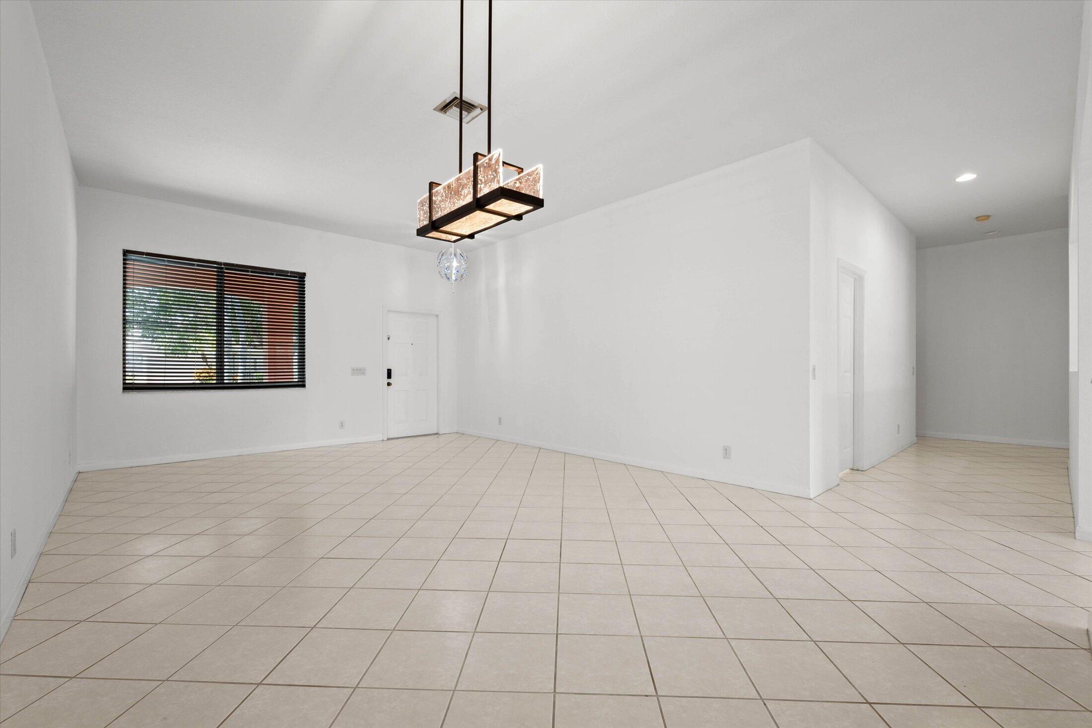886 Sunflower Circle Property Photo 9