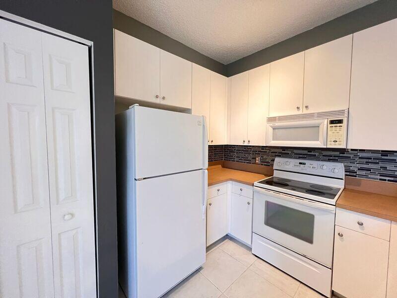 117 Lighthouse Circle J Property Photo 3