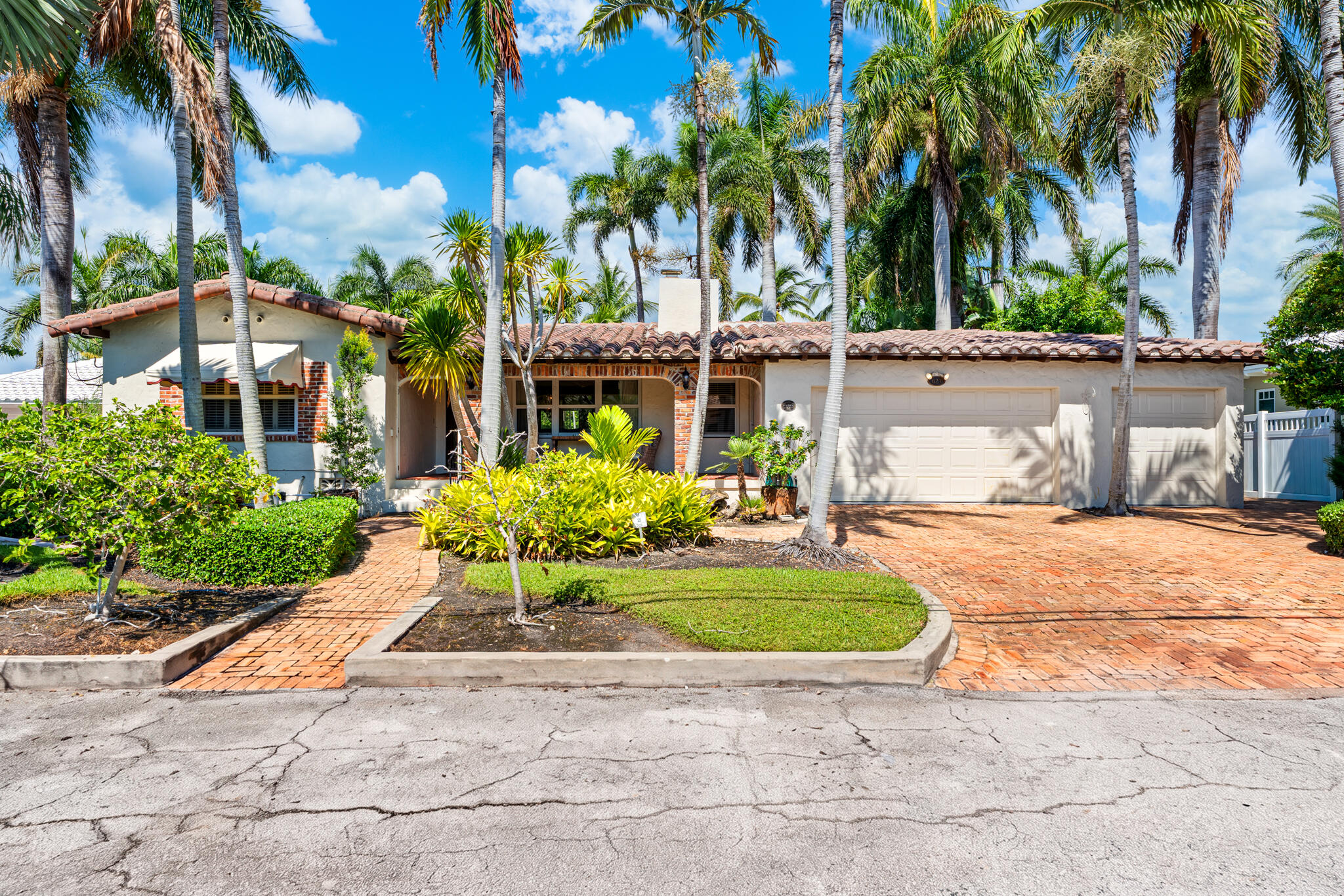627 Solar Isle Drive Property Photo 4