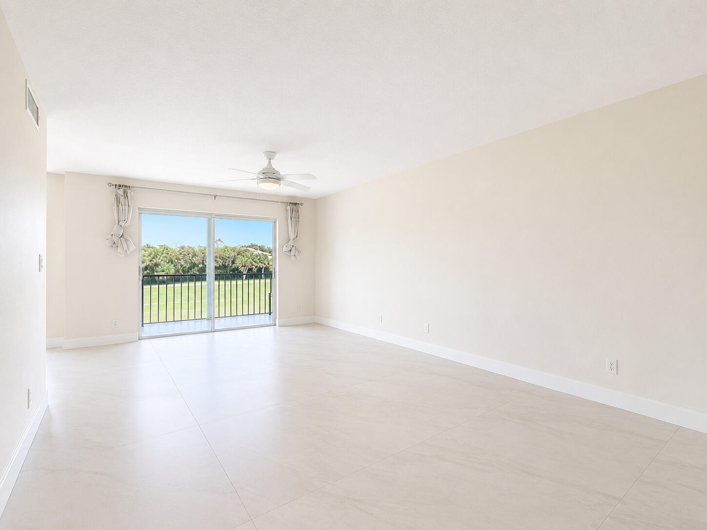 9411 N Hollybrook Lake Drive 310 Property Photo 5