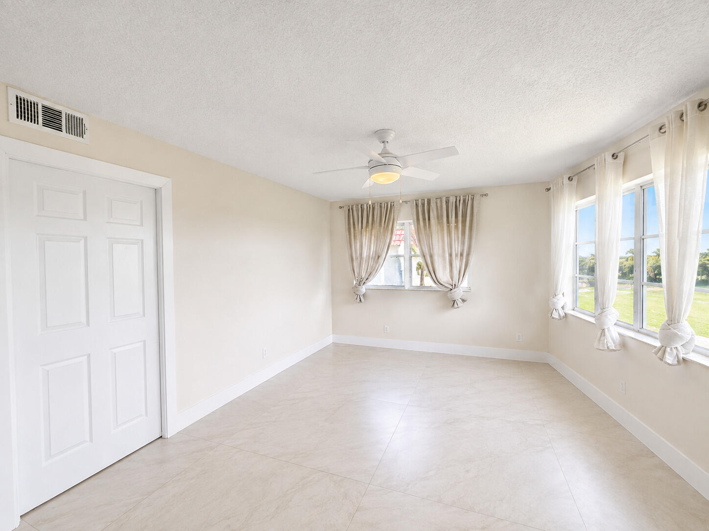 9411 N Hollybrook Lake Drive 310 Property Photo 13