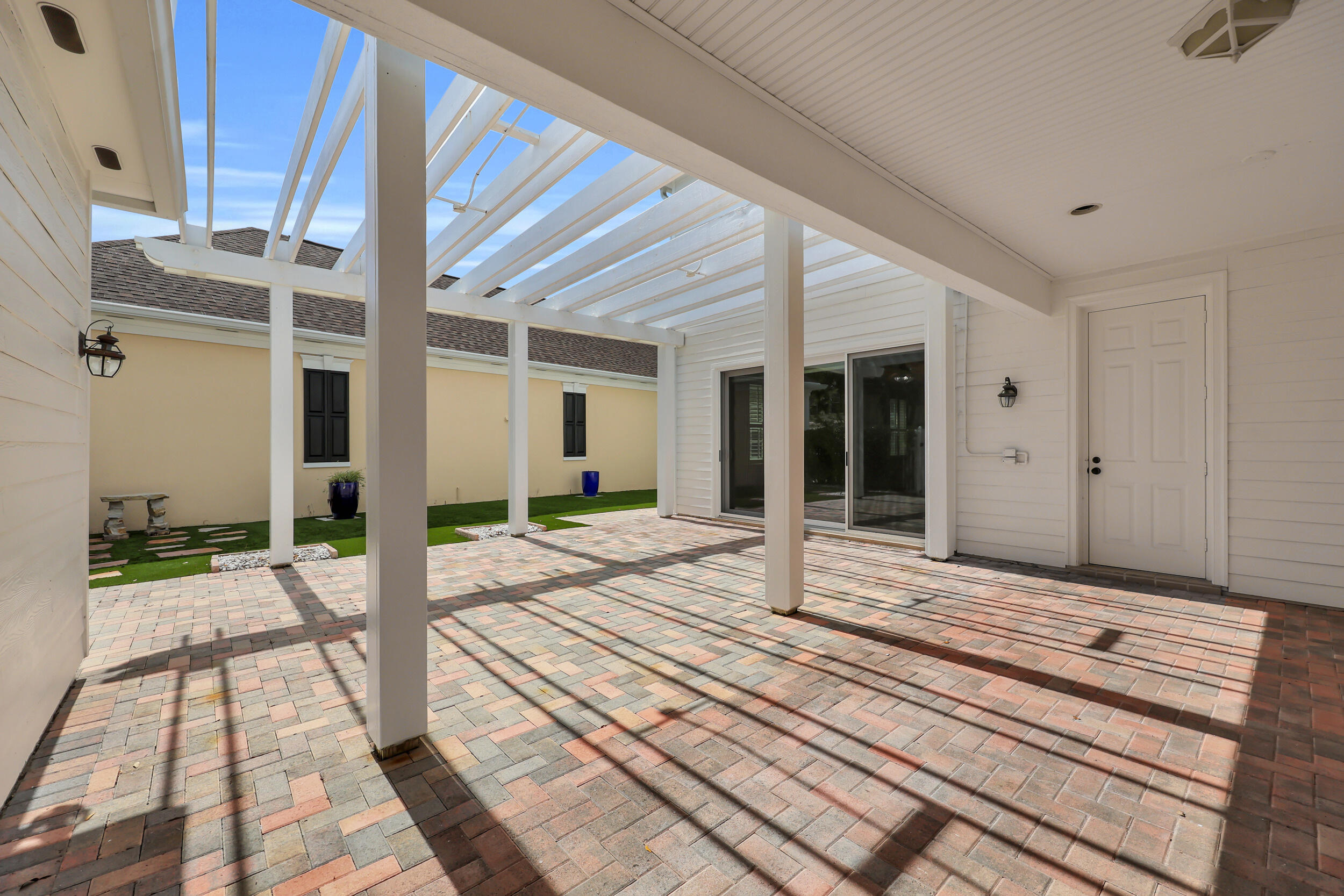 325 Sweet Bay Circle Property Photo 38