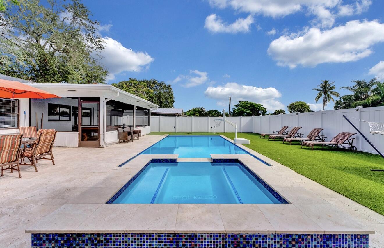 9819 Spanish Isles Drive Property Photo 2