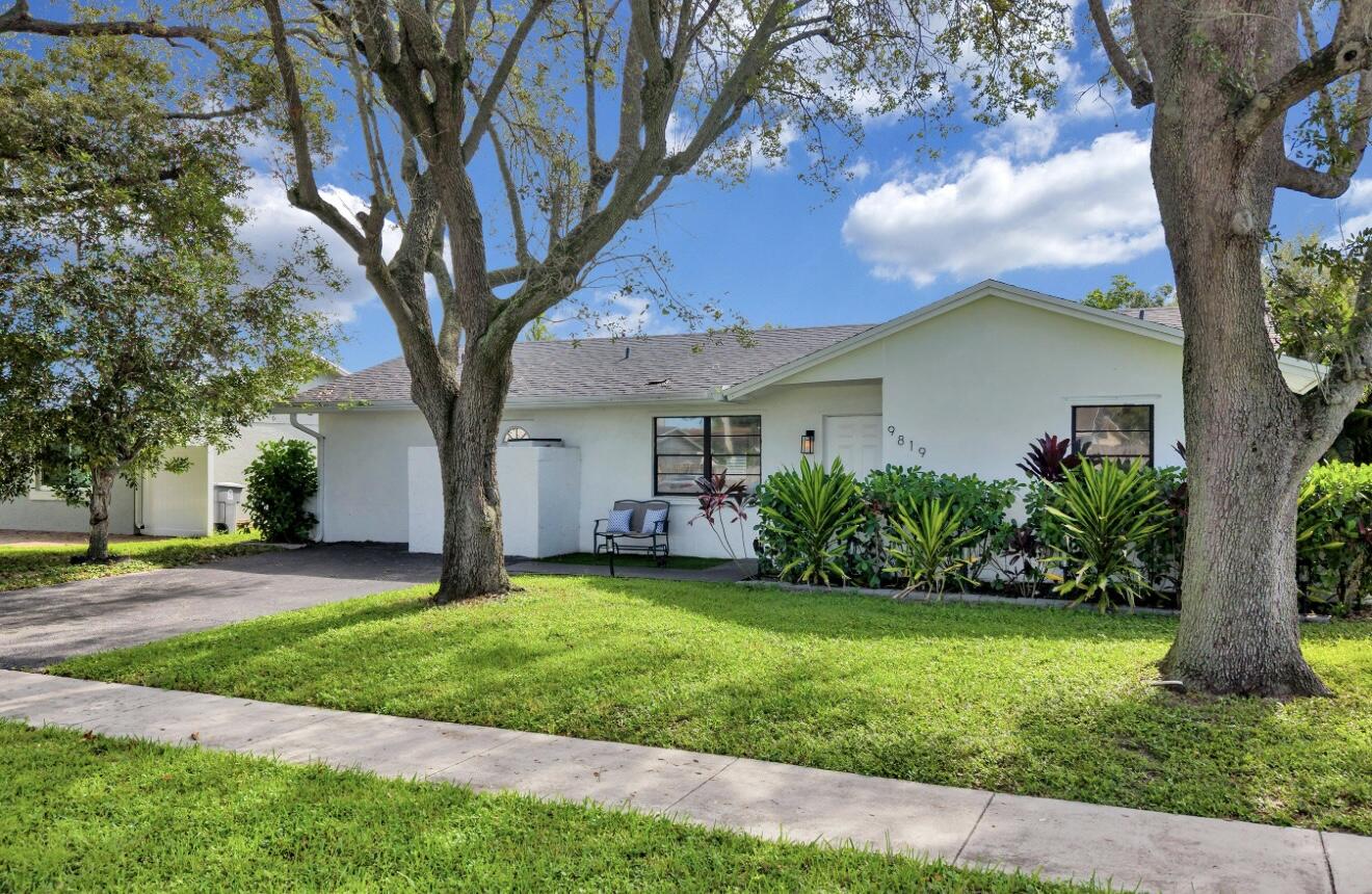 9819 Spanish Isles Drive Property Photo 4