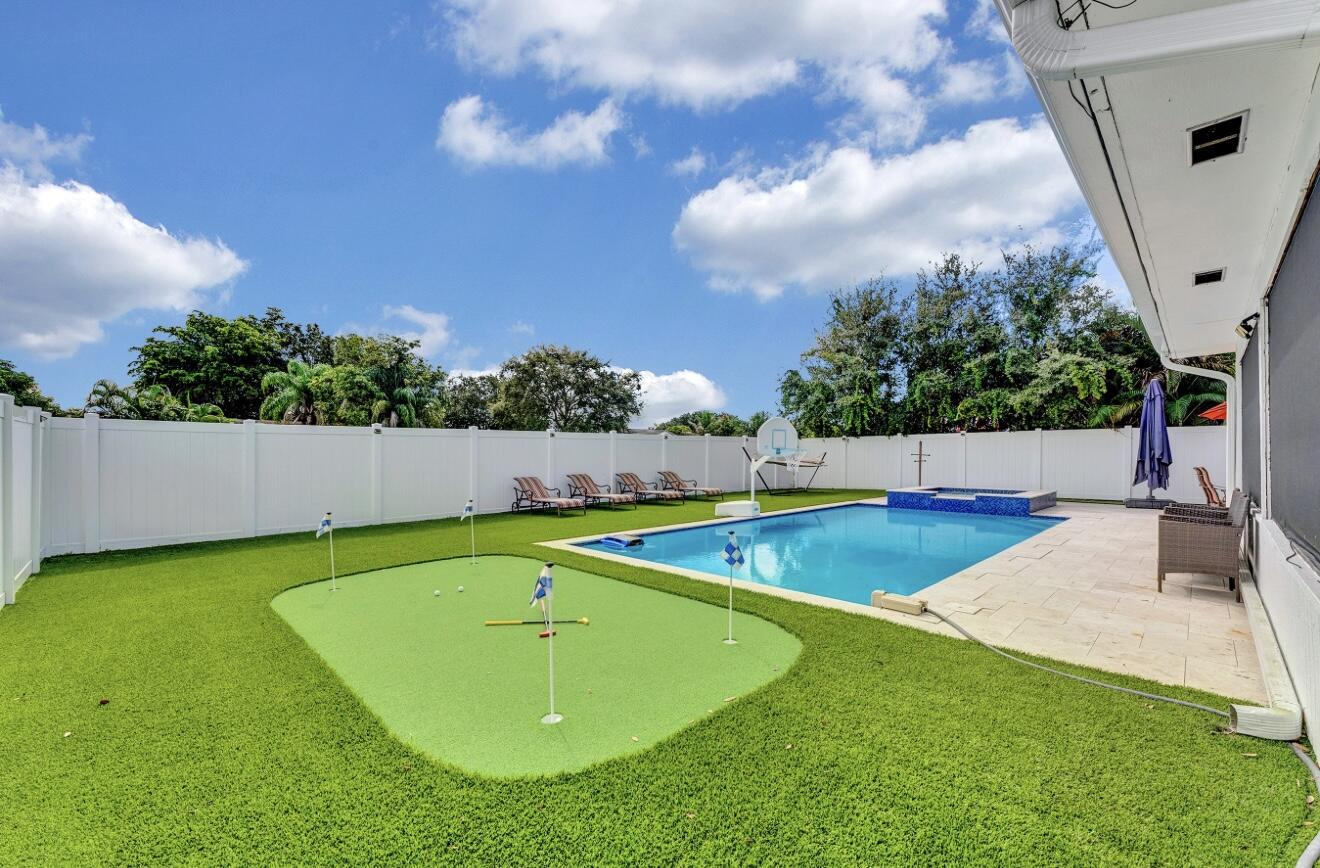 9819 Spanish Isles Drive Property Photo 11