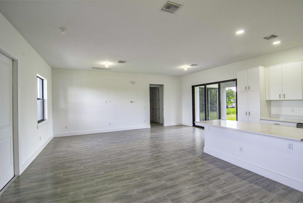 15633 Lakeland Circle Property Photo 5