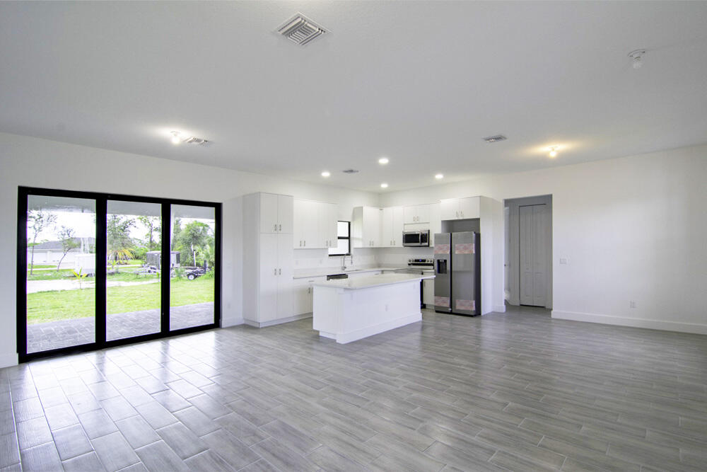 15633 Lakeland Circle Property Photo 9