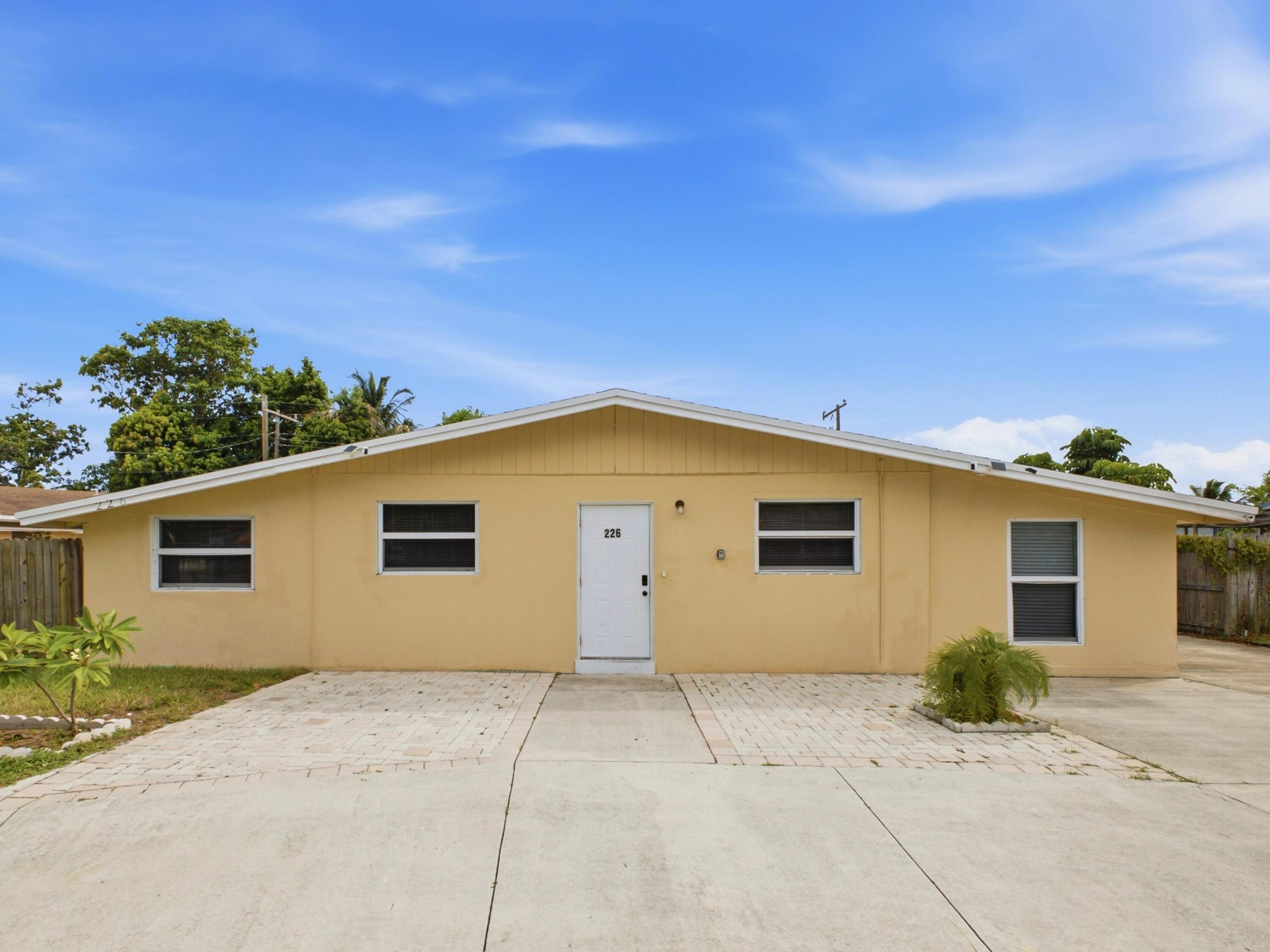 226 E Gateway Boulevard Property Photo 2