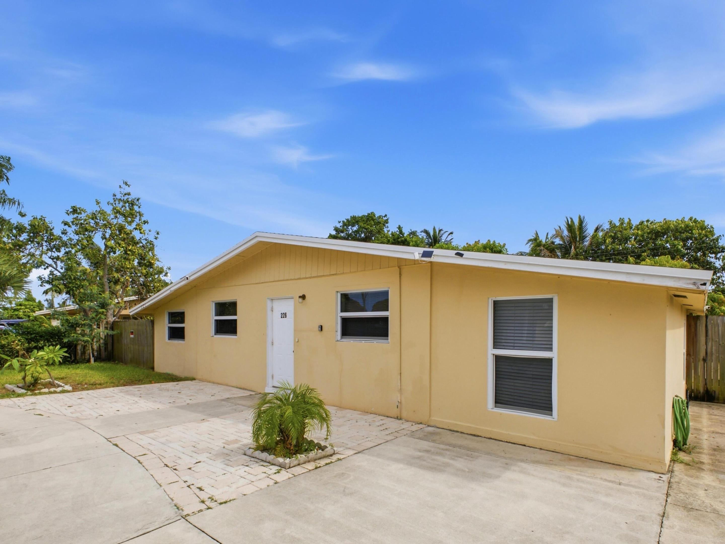 226 E Gateway Boulevard Property Photo 3