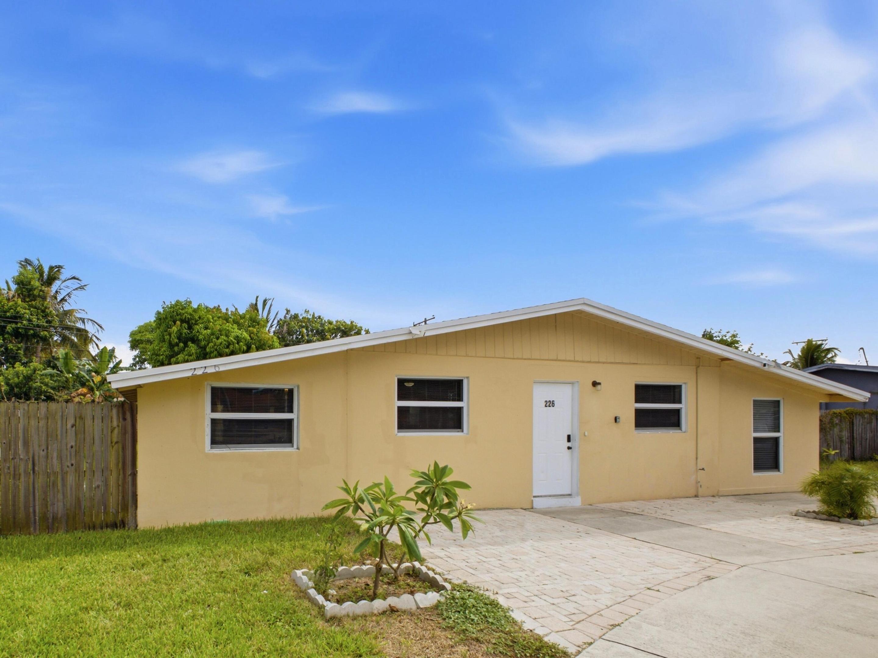 226 E Gateway Boulevard Property Photo 4