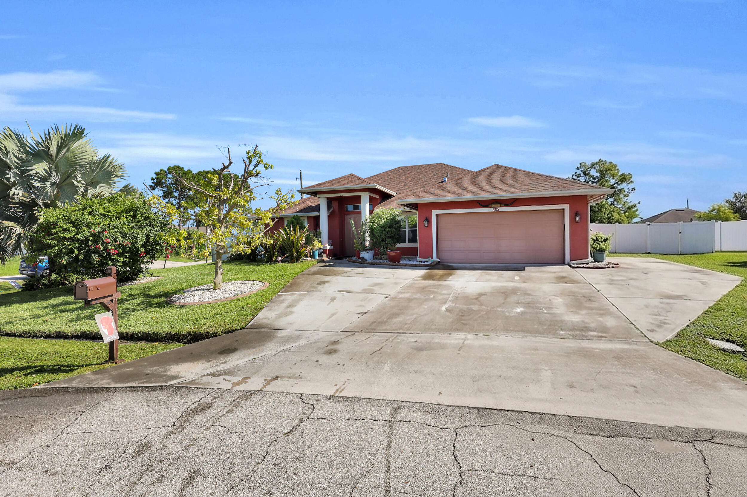 362 Sw Paw Court Property Photo 1