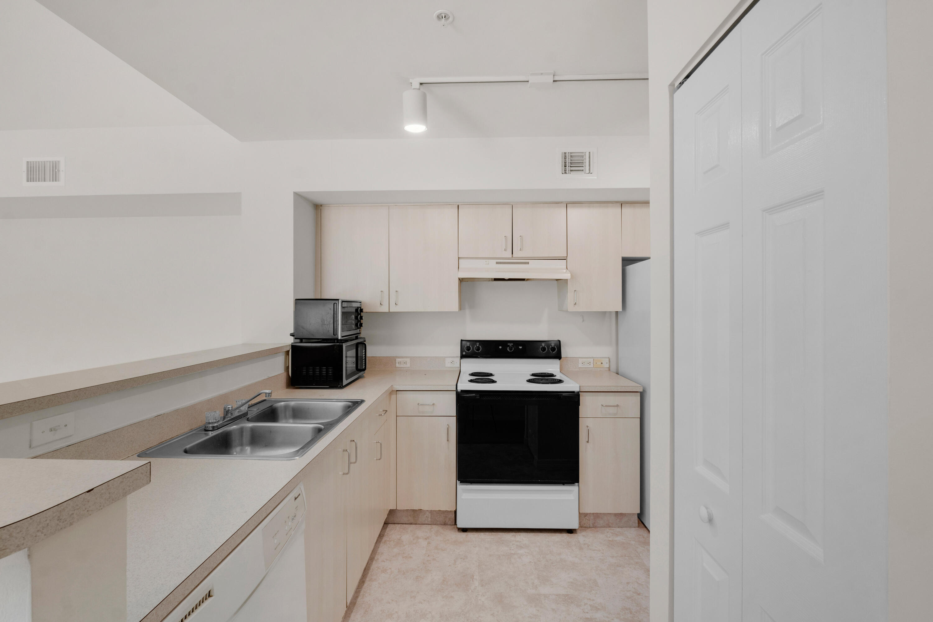 520 Sw 111th Avenue 301 Property Photo 4