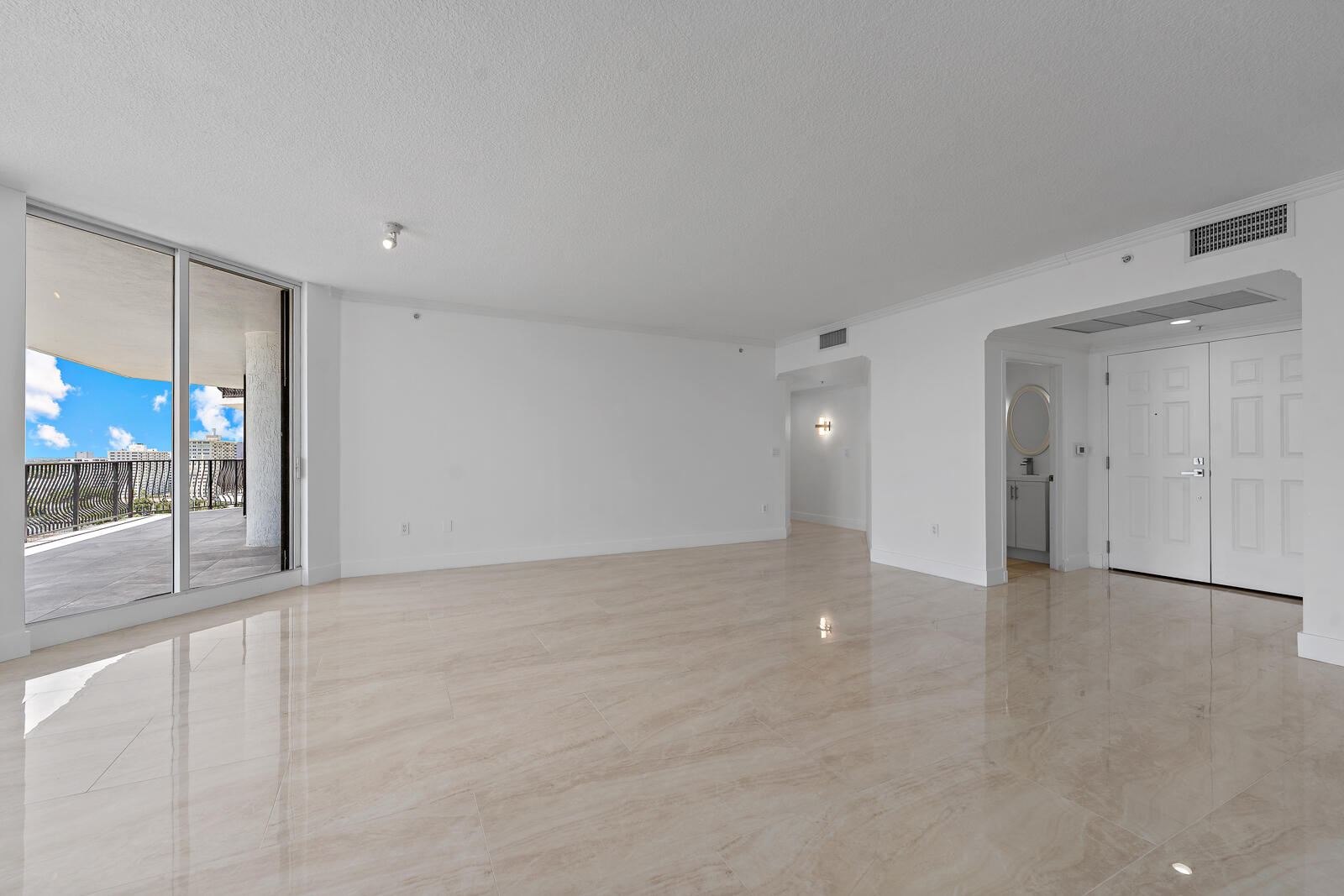 100 S Birch Road 1604 Property Photo 5