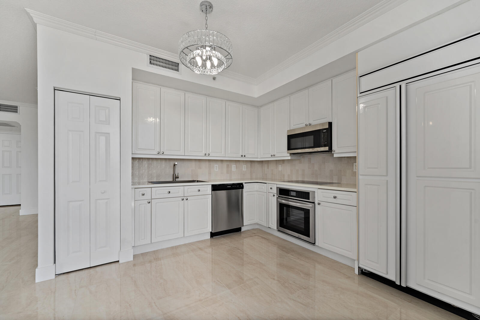100 S Birch Road 1604 Property Photo 6