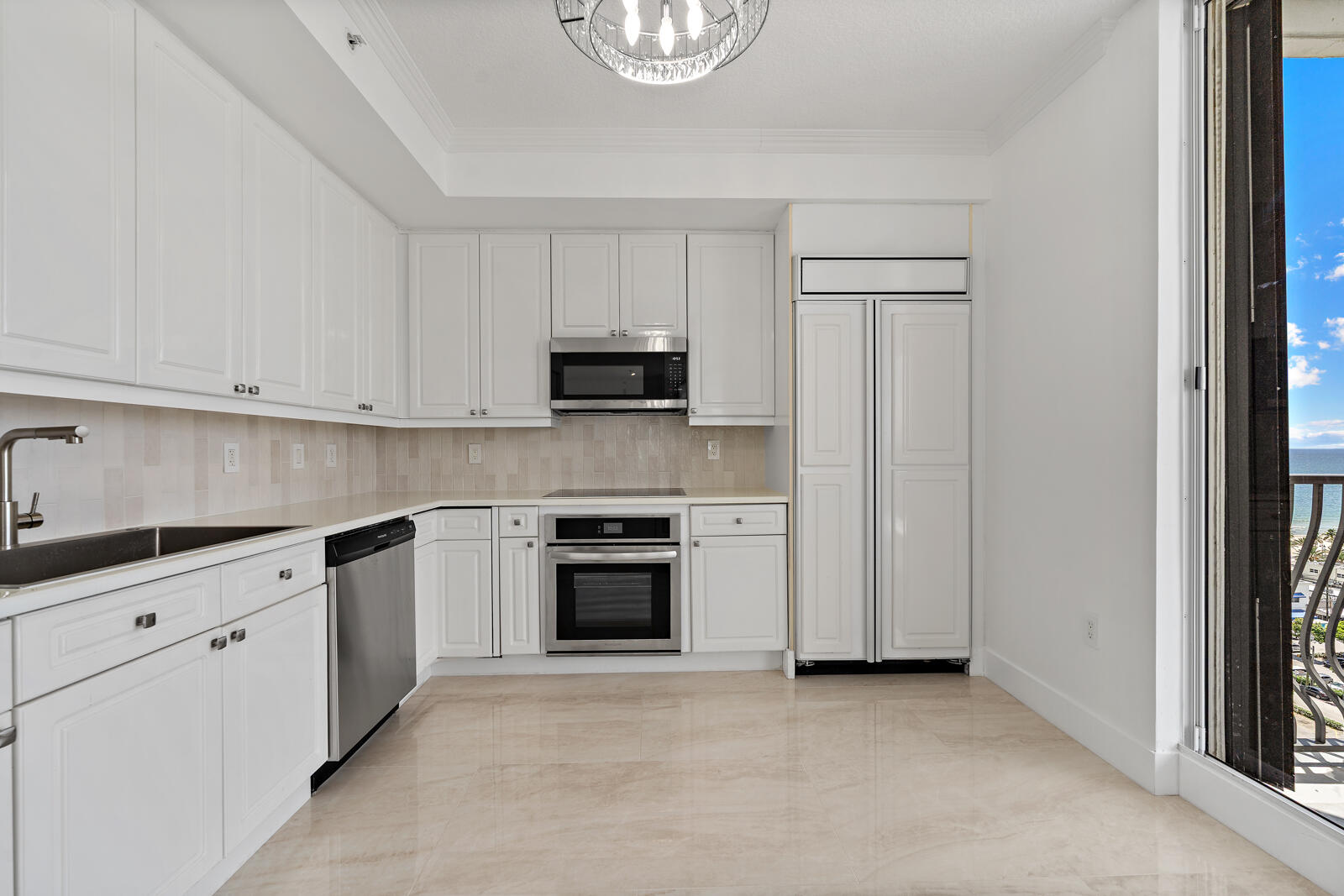 100 S Birch Road 1604 Property Photo 8