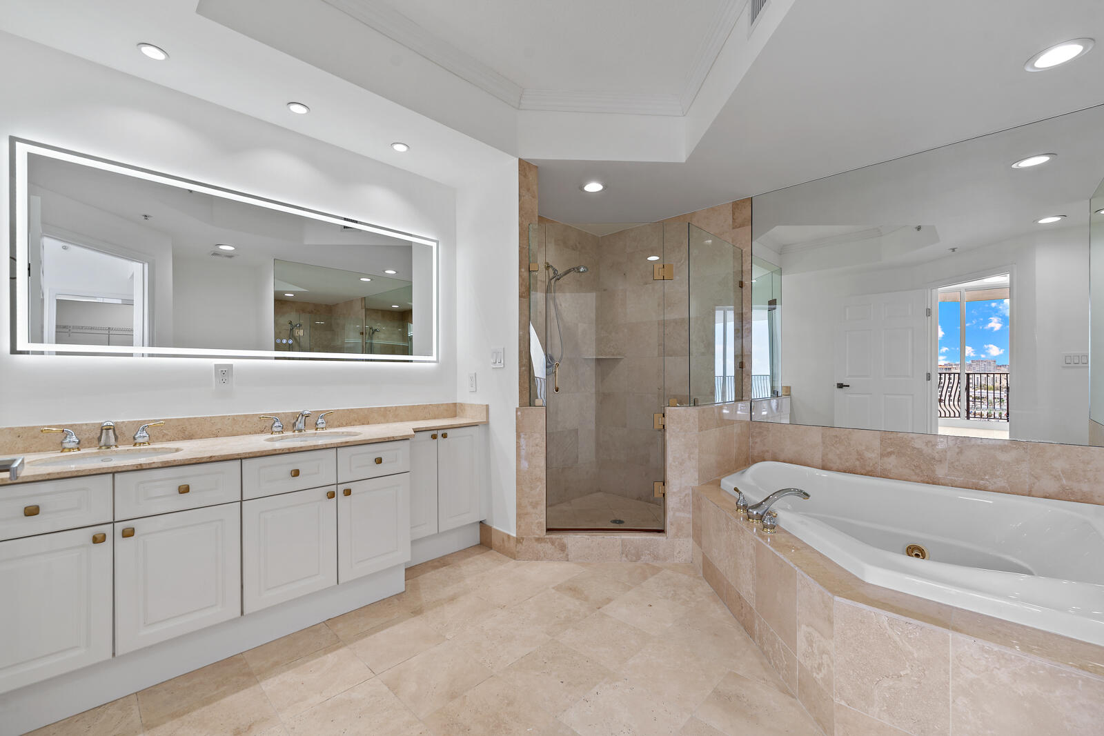 100 S Birch Road 1604 Property Photo 14