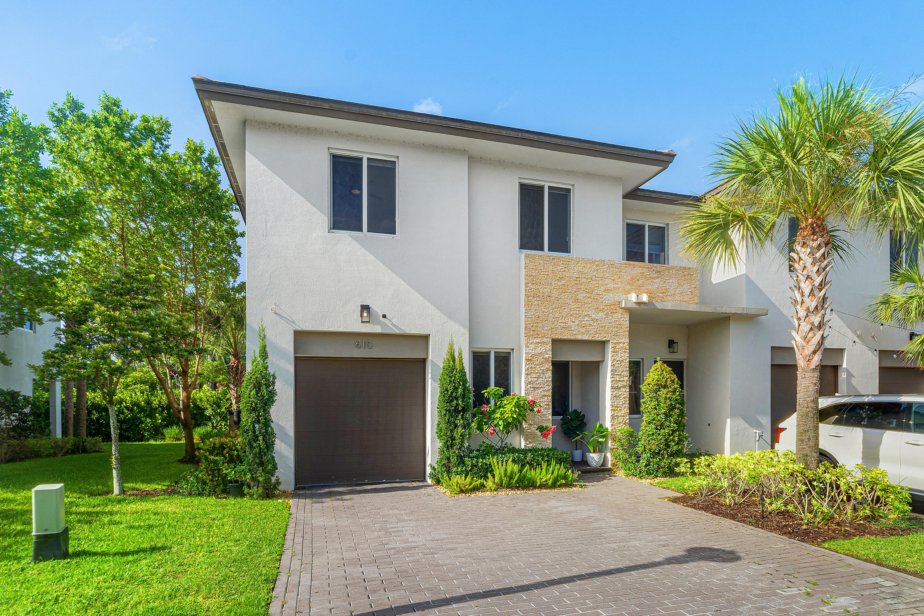 610 Pioneer Way Property Photo 1
